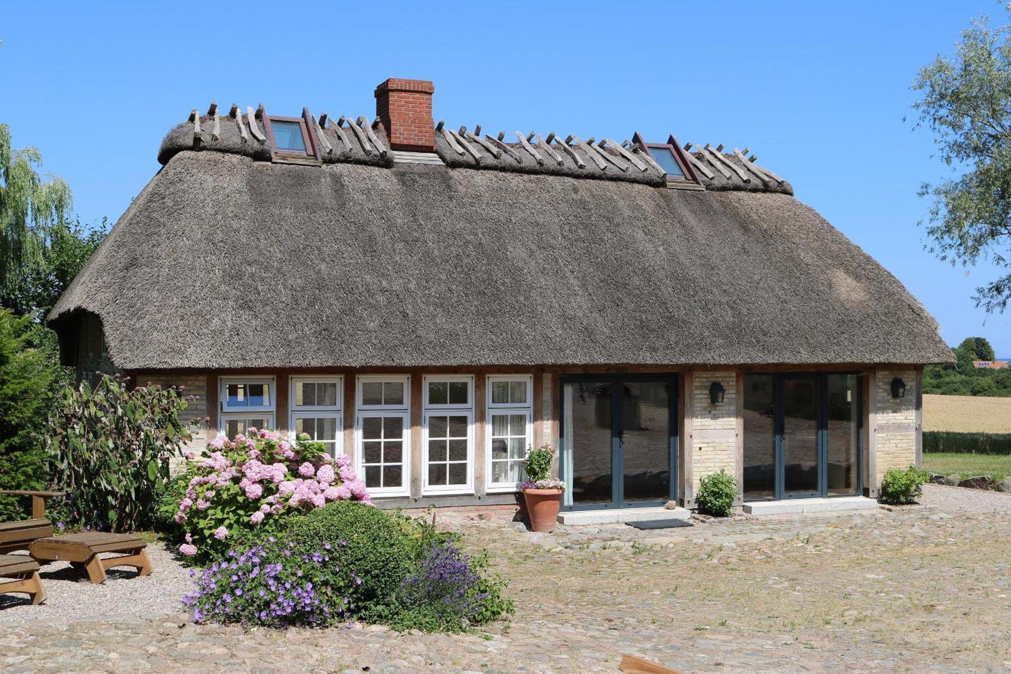 Urgemuetliche Reetdachkate Mit Grossem Kamin Und Sauna Villa Pommerby  Exterior photo