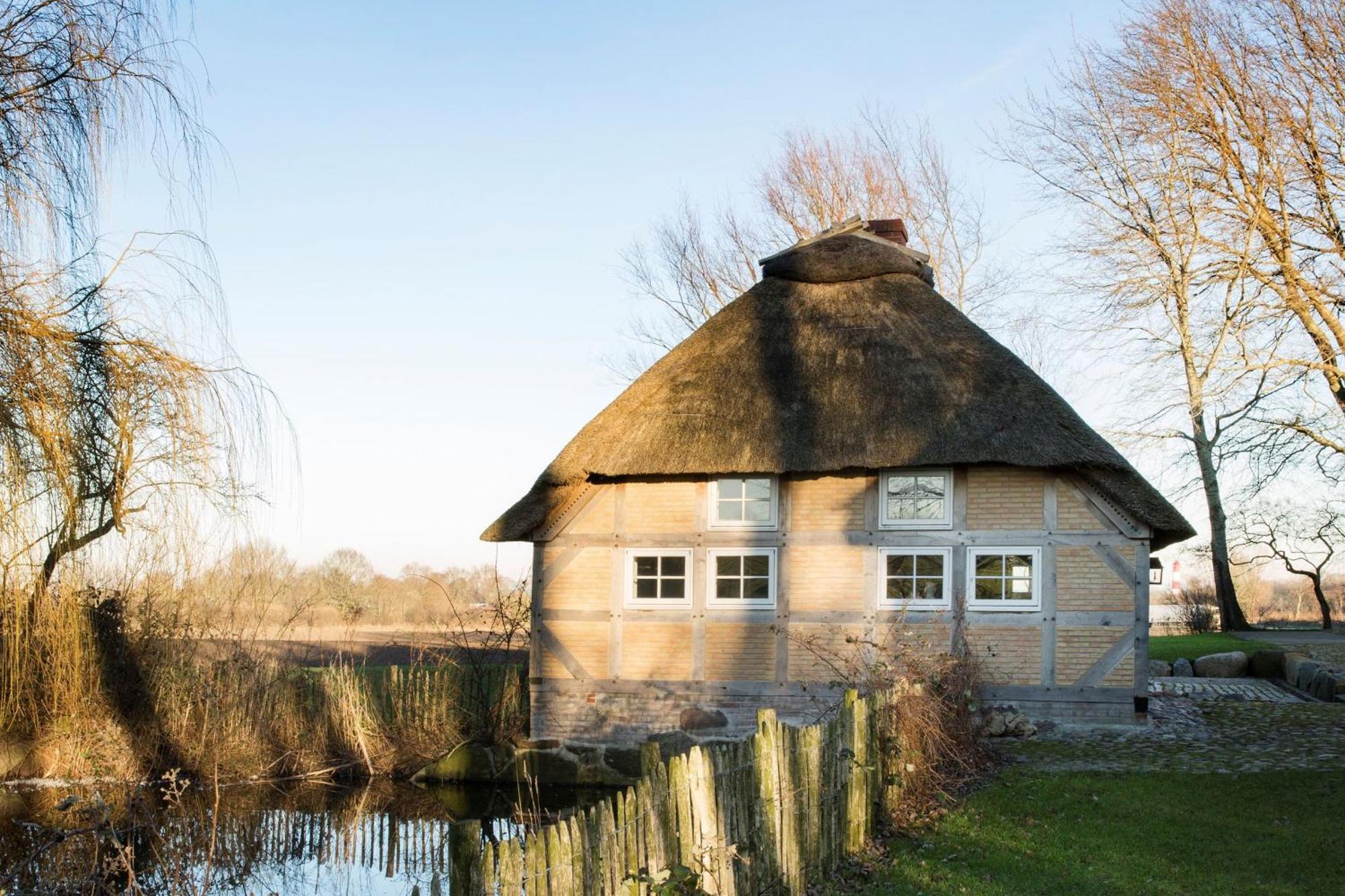 Urgemuetliche Reetdachkate Mit Grossem Kamin Und Sauna Villa Pommerby  Exterior photo